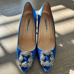 Manolo Blahnik Hangisi 70mm Size 39 1/2 Satin Crystal Embellished Pumps